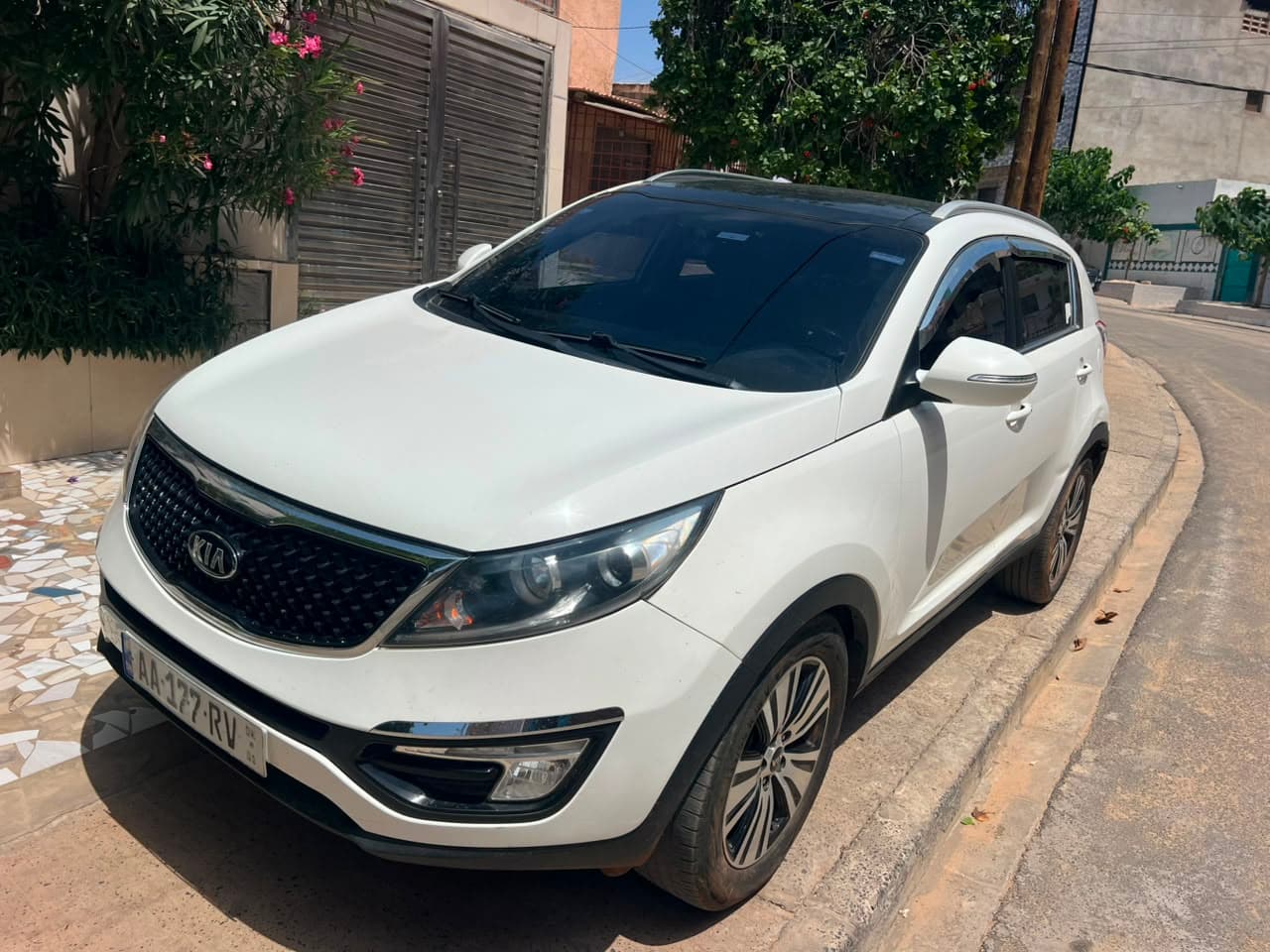 SUV Kia Sportage blanc élégant et tout confort