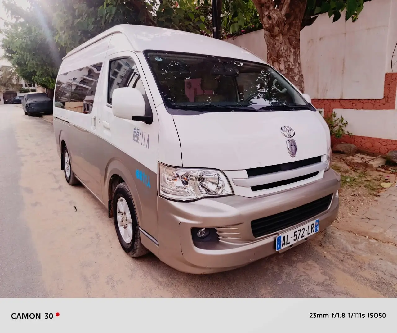 Minibus blanc et argent de trois quarts avant