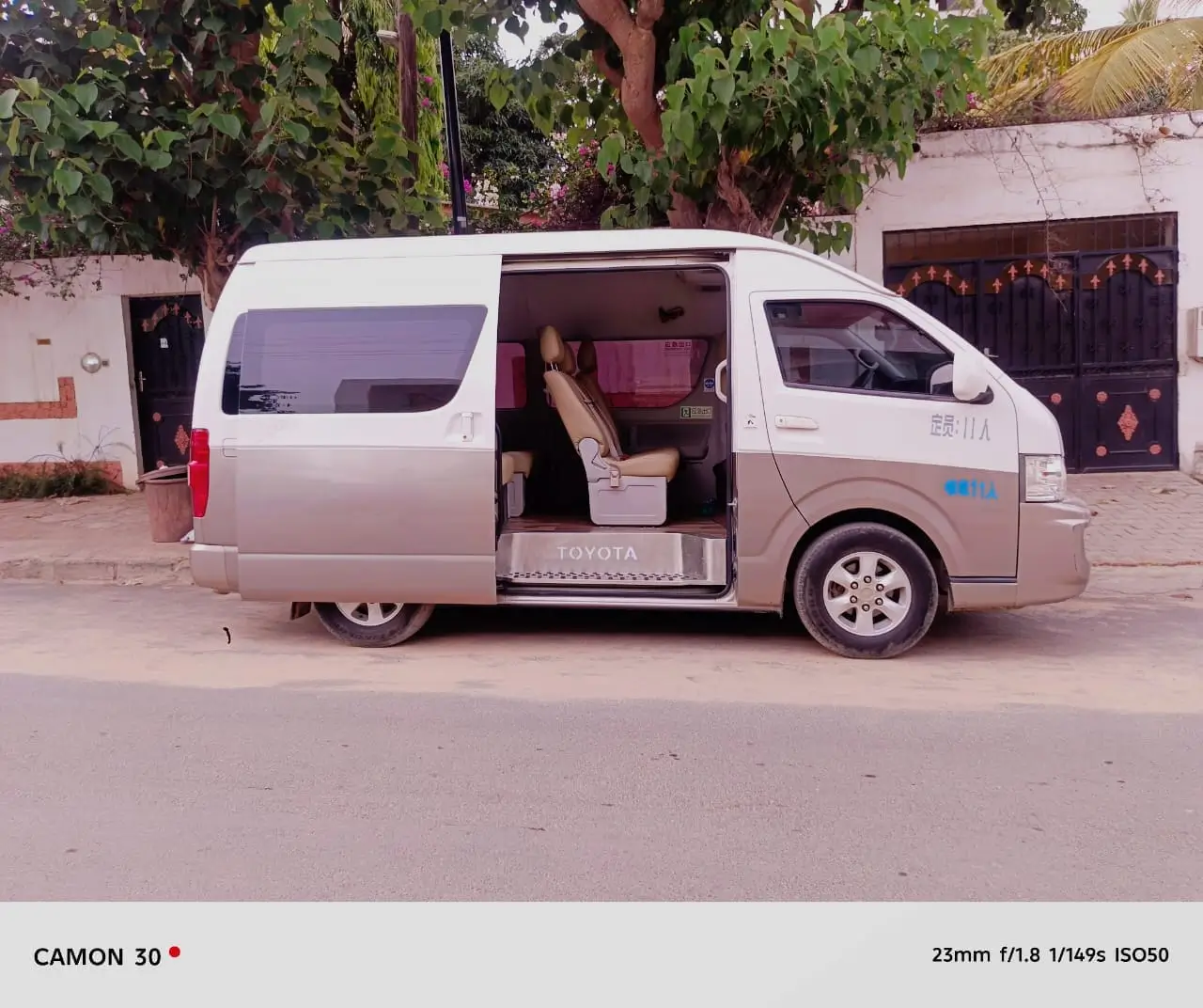 Minibus de profil avec la porte latérale ouverte