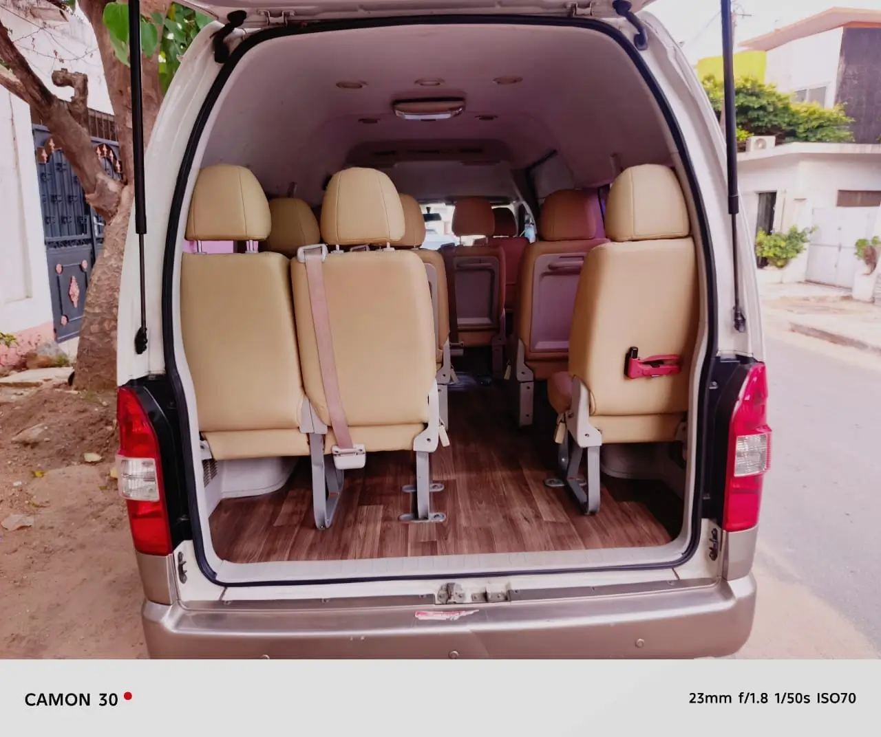 Espace passagers du minibus vu depuis l'arrière