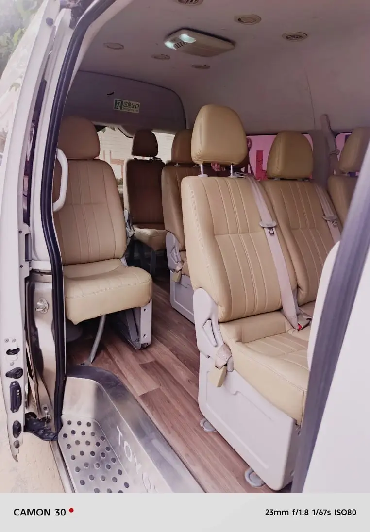 Sièges clairs dans l'espace passagers du minibus