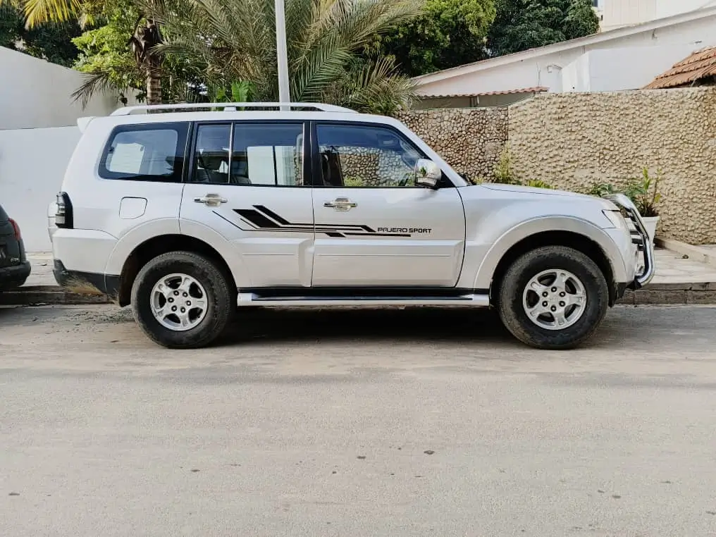 SUV Mitsubishi Pajero avec chauffeur privé à Dakar