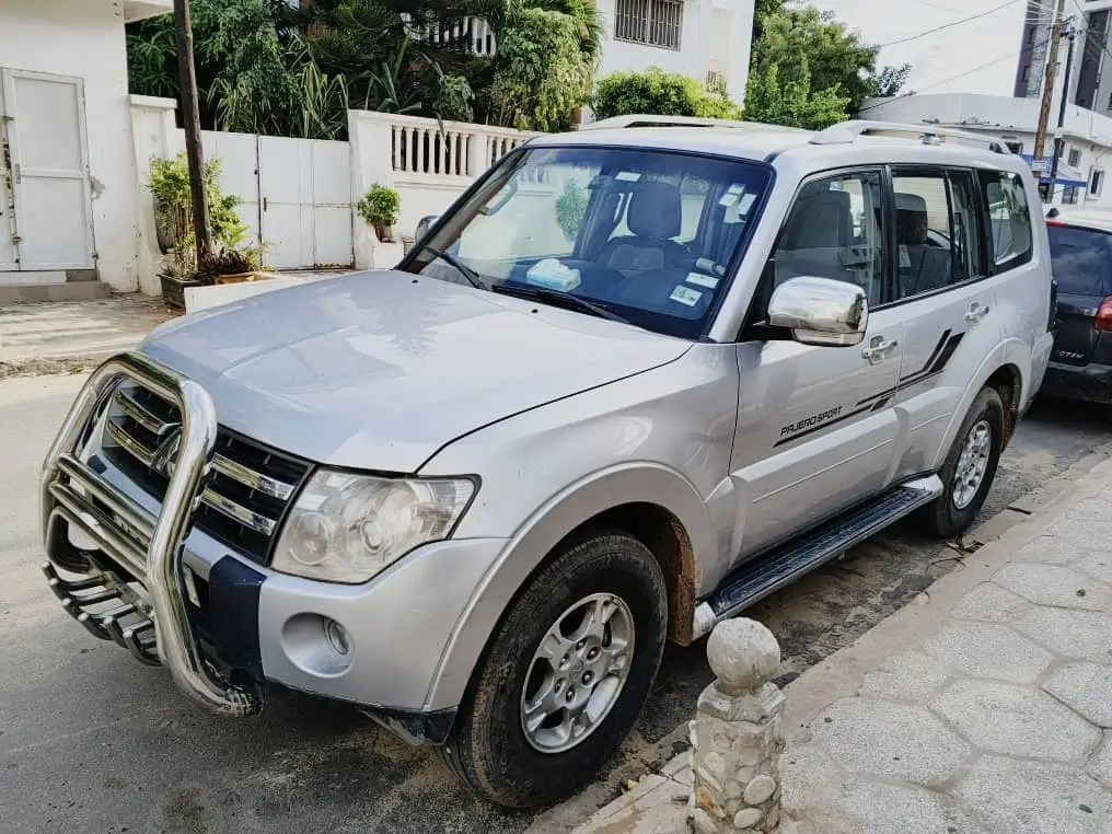 SUV Mitsubishi Pajero haut de gamme pour les trajets au Sénégal