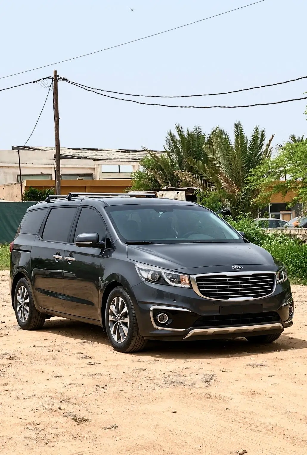 Van Kia Carnival moderne avec chauffeur privé au Sénégal