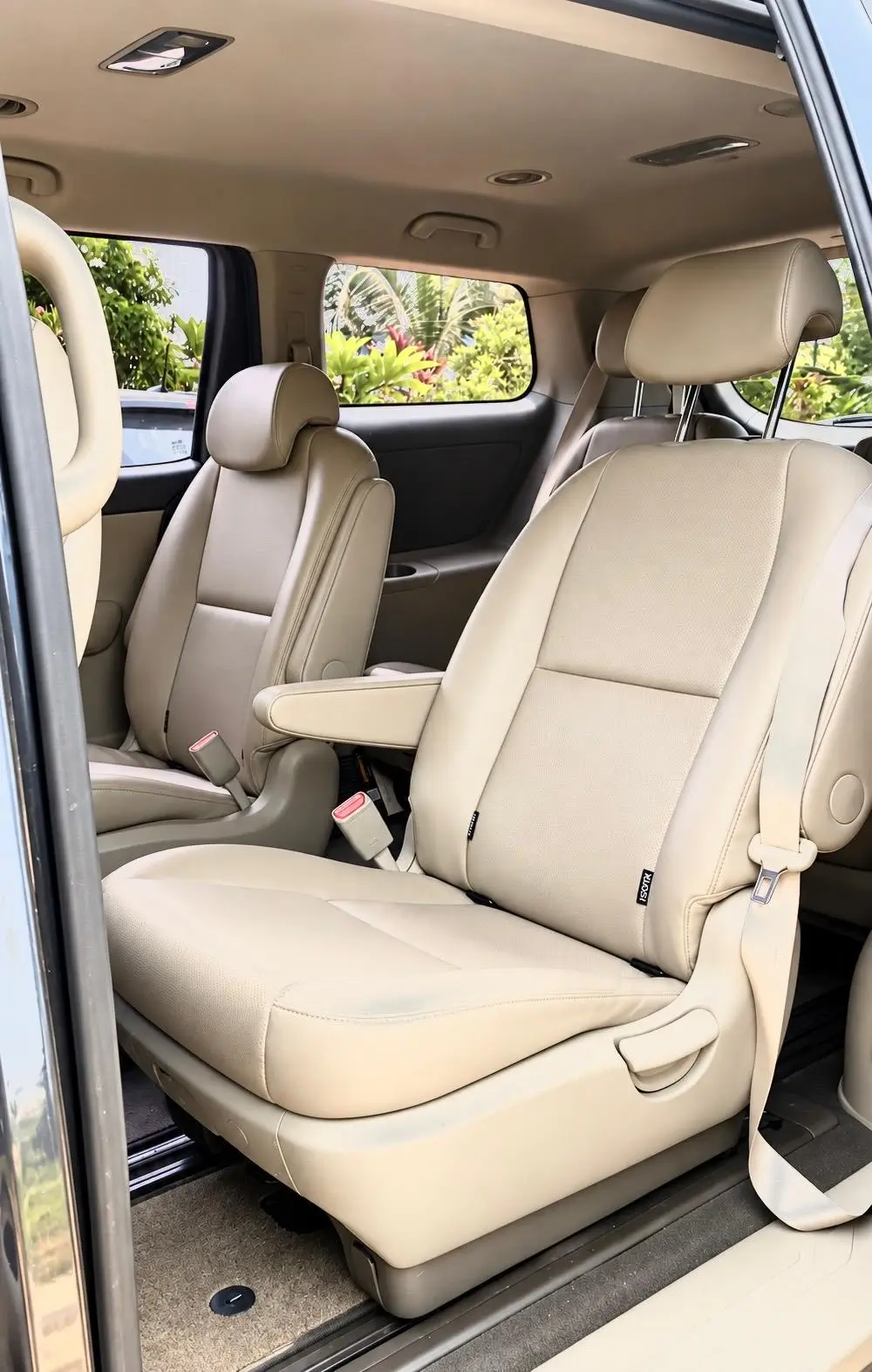 Sièges capitaines grand confort en cuir du Van Kia Carnival