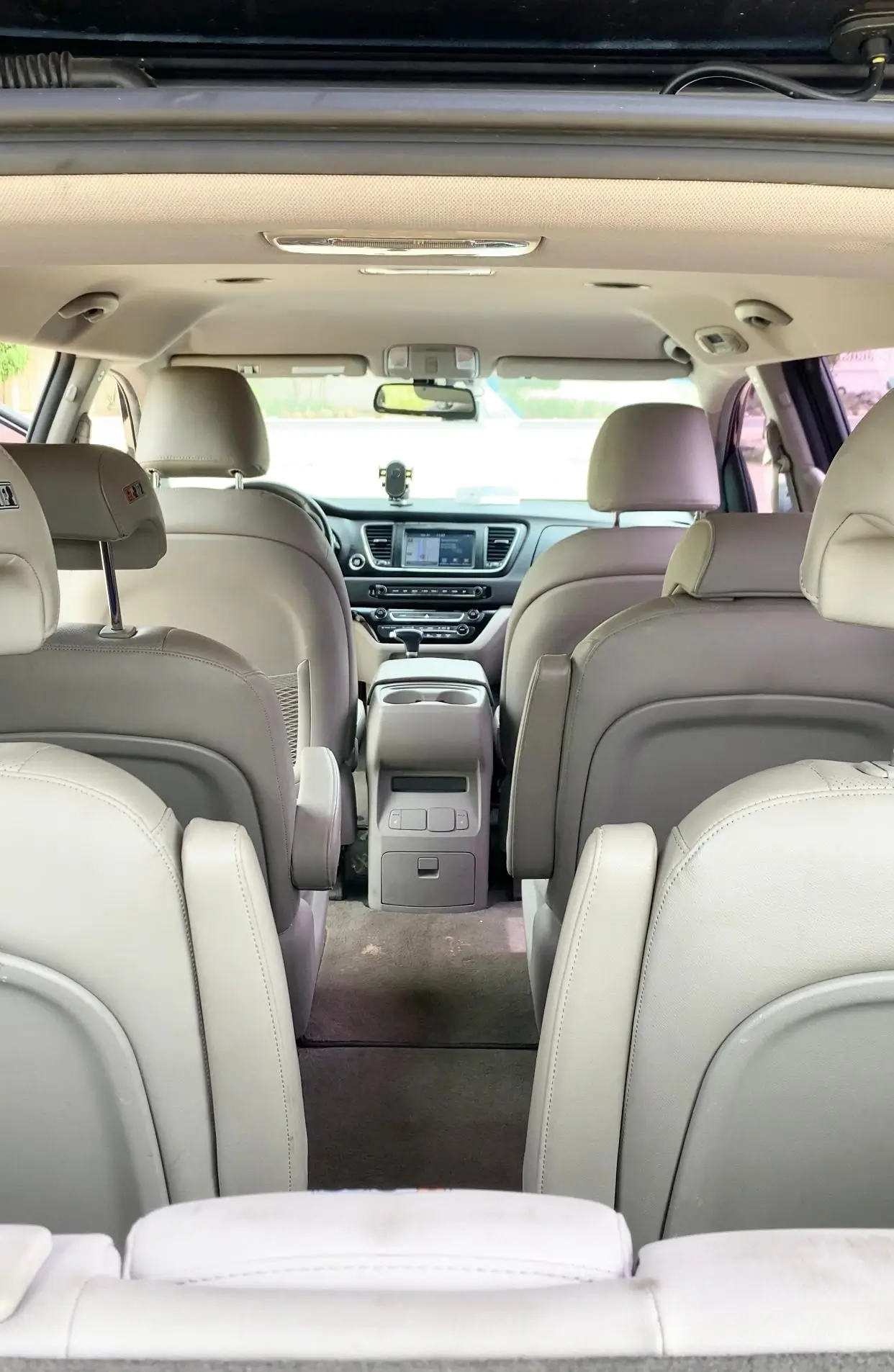 Intérieur spacieux et climatisé du Van Kia Carnival pour passagers et bagages